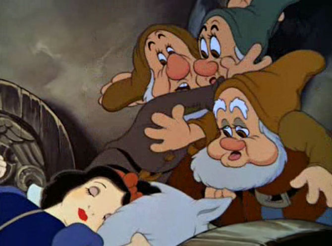 Enanitos viendo dormir a Blancanieves